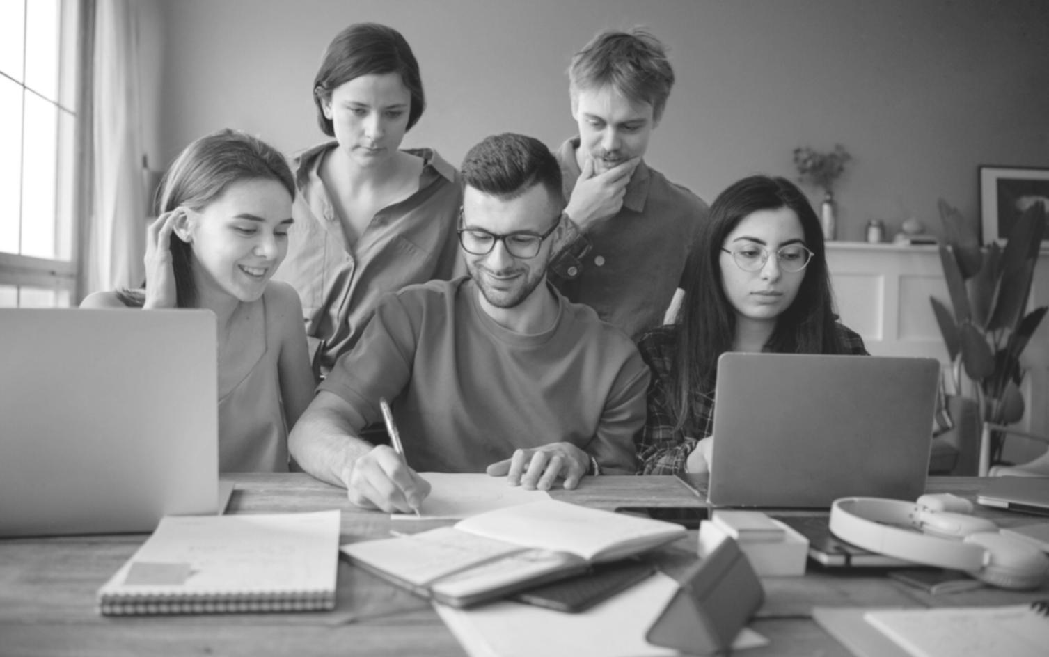 Teamarbeit bei parivonexa - Kollegen arbeiten gemeinsam an innovativen Finanzlösungen